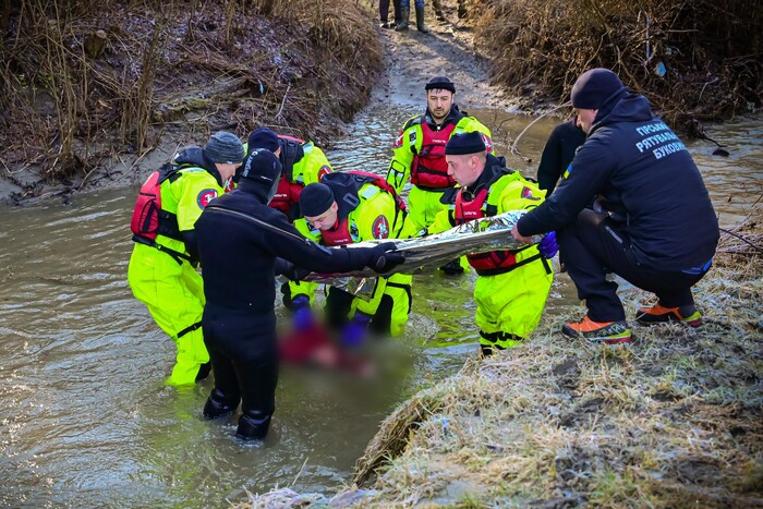 На Буковині рятувальники виявили у річці тіло восьмирічної дівчинки, яку шукали три доби (фото)