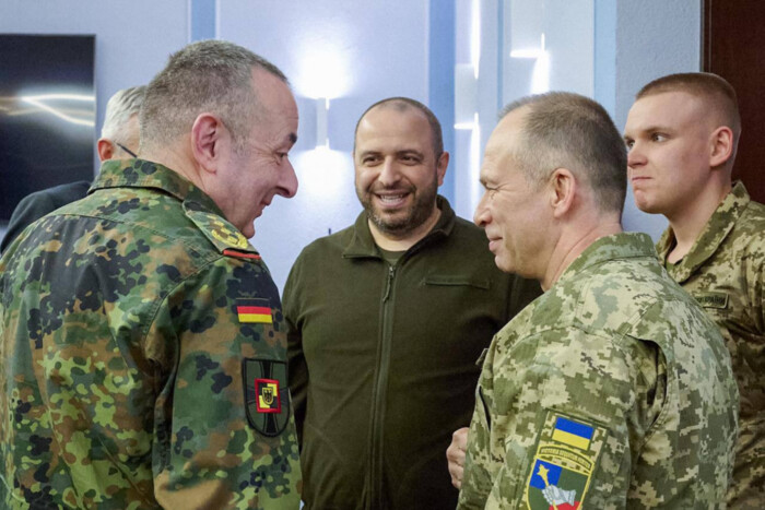 Німеччина пообіцяла Сирському €100 млн військової допомоги для України 