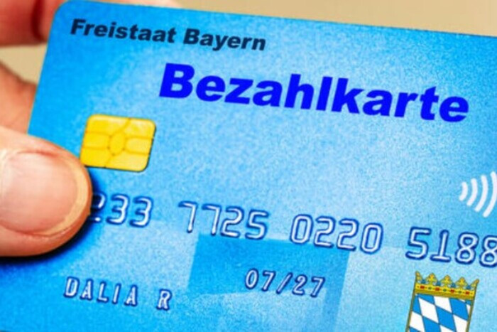 Один из городов Германии начал выдавать беженцам специальные карточки: подробности