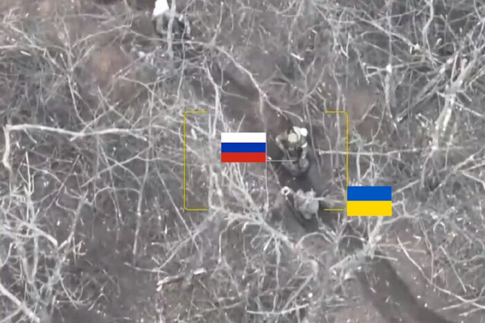 На кадрах видно, как россиянин несколько раз стреляет в украинских бойцов