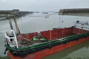 Вантажне судно зруйнувало міст у Китаї: є загиблі та постраждалі (відео)