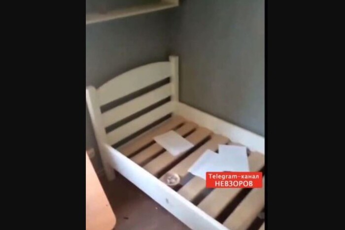 Окупанти в Авдіївці викрали дитяче ліжко з напівзруйнованої квартири (відео)