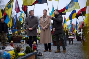 Прем'єрка Данії разом із Зеленським вшанували пам’ять захисників на Личаківському кладовищі (відео)