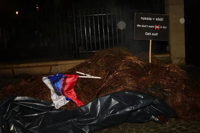 Активісти скинули купу гною під ворота вілли російського посла у Польщі (відео)