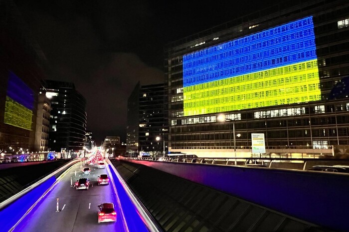 Будівлі головних установ ЄС прикрасили кольори українського прапора (фото)