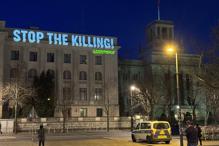 «Руки геть від України»: активісти влаштували мітинг під посольством Росії у Берліні