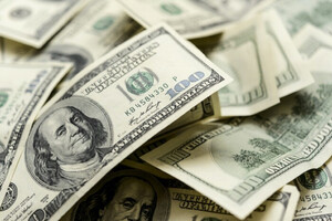 Мошенники массово продают украинцам фальшивые доллары: как проверить валюту