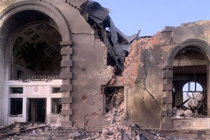 Унаслідок ворожого удару по Костянтинівці зруйновано залізничний вокзал