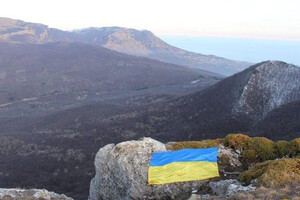 Партизани показали прапор України на вершині гори у Криму (фото)
