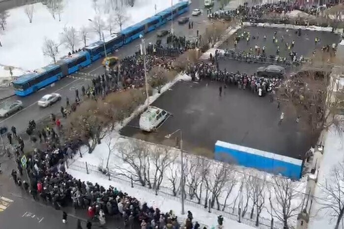 Похороны Навального. Россияне громко кричат: «Путин убийца»