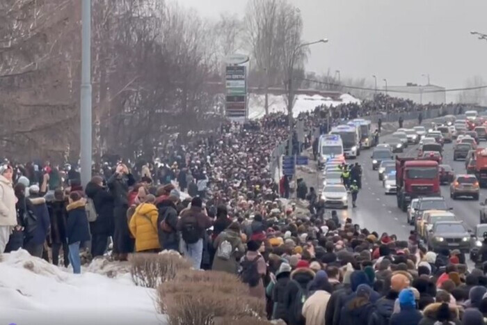 Российская пропагандистка в истерике из-за большого количества людей на похоронах Навального