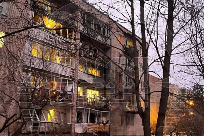 У Санкт-Петербурзі уламки дрона впали на житловий будинок (відео)