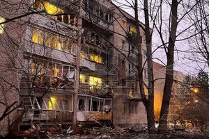 У Санкт-Петербурзі уламки дрона впали на житловий будинок (відео)