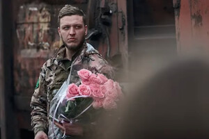 Військовий залишив квіти на вокзалі: чим закінчилась історія, яка зачепила українців