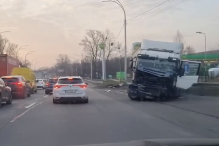 У  Києві зіштовхнулися вантажівка з легковиком, є потерпілі (відео)