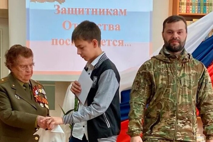 У Росії вбивця-окупант проводить відкриті уроки для дітей