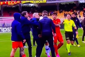 Розлючений італійський тренер після матчу вдарив головою футболіста (відео)
