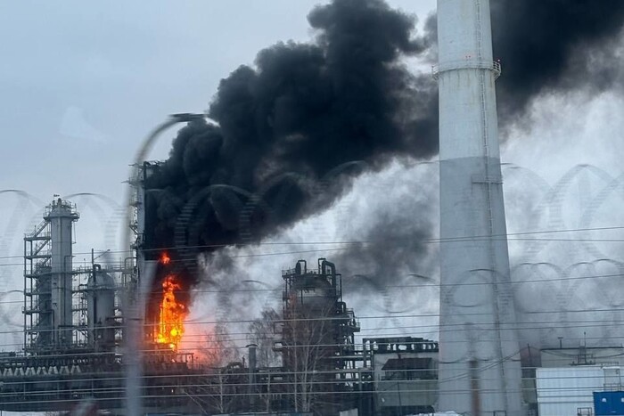 Уражено один із найбільших нафтопереробних заводів Росії: деталі атаки безпілотників