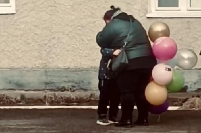 Мама приїхала з передової до сина на день народження: зворушливе відео