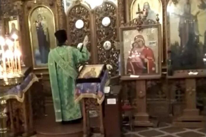 У центрі Києва Московська церква досі поминає патріарха Кирила (відео)