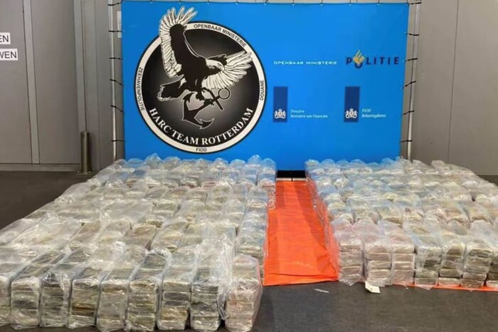 Митники виявили 250 кг кокаїну серед винограду у порту Роттердама