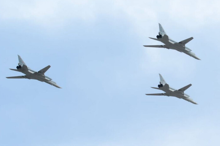На момент атаки дронів на військовому аеродромі у Енгельсі було 11 літаків: супутникові фото