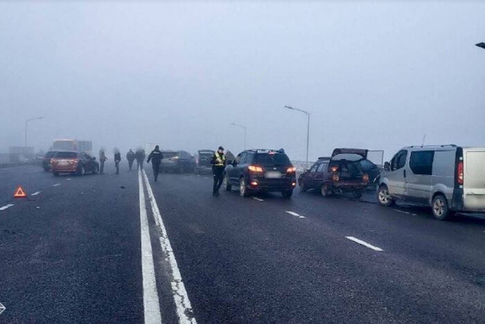 Масштабна аварія у Львові: на мосту зіштовхнулися 27 авто (оновлено)