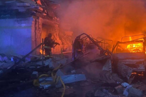 Пошкоджені будинки та авто, є постраждалі: фото наслідків атаки РФ на Київщину