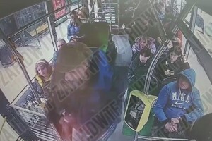У Львові чоловік побив палицею дівчинку в тролейбусі