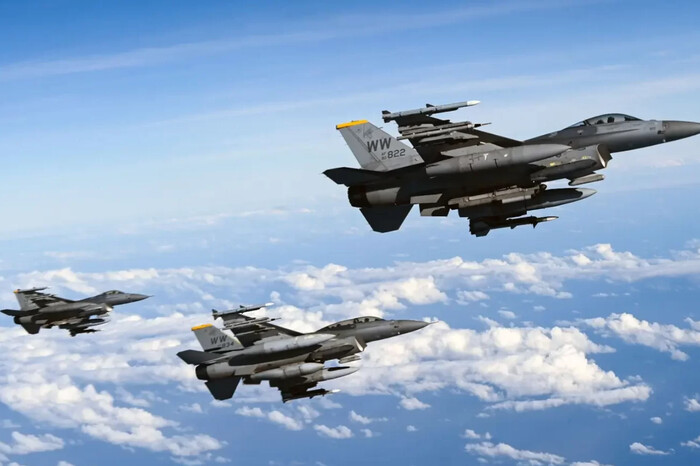 Кулеба розповів, коли F-16 з'являться в небі України