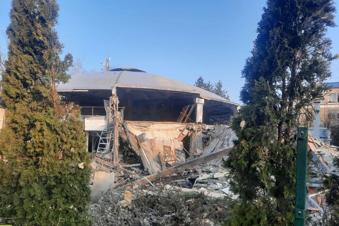 Знищений ресторан та вибиті вікна у будинках: наслідки удару по Харкову (фото)