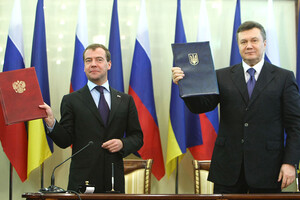 У 2010 році Віктор Янукович та Дмитро Медведєв підписали Харківські угоди, які подовжили термін перебування Чорноморського флоту Росії в Україні на 25 років
