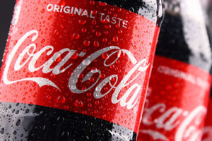У березні 2022 року Coca-Cola оголосила про зупинення постачання інгредієнтів для своїх напоїв для російського ринку