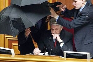 Литвина парасольками захищали від депутатів опозиції, які кидали в президію яйцями, протестуючи проти Харківських угод. 2010 рік