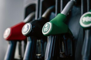 Удари по енергетиці. В Україні зростає попит на бензин: що буде з цінами