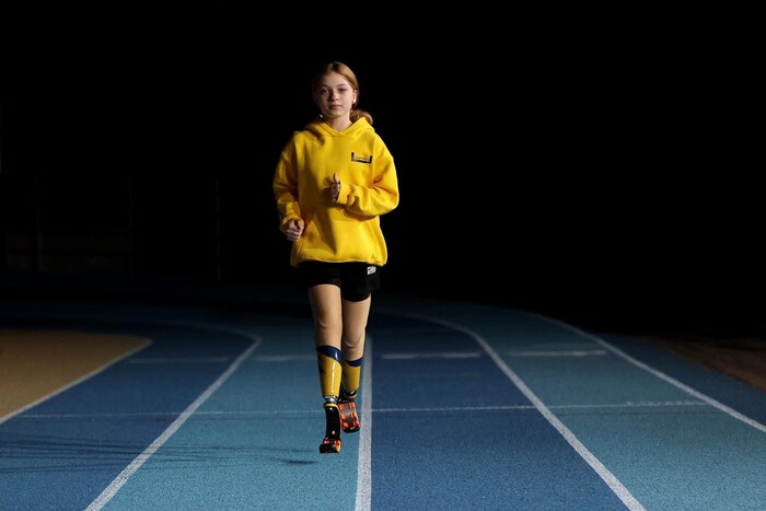 Юна українка, яка втратила ноги через обстріл РФ, взяла участь у Бостонському марафоні