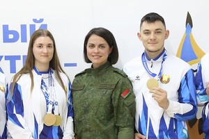 Представник кульової стрільби Демеш (крайній праворуч) належить до Спортивного комітету Збройних сил Республіки Білорусь
