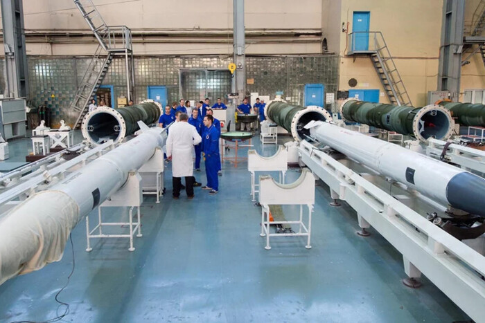 Єдиний постачальник ракет для комплексів С-300 та С-400: у Москві горить завод «Авангард»