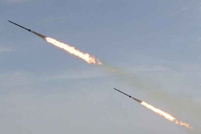 Чому країни Заходу не збивають ракети над Україною: пояснення військового експерта 