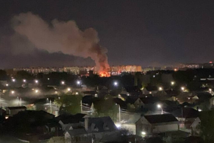 У російському Воронежі пролунали вибухи: виникла пожежа (відео)