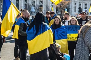 Опитування показало, що 42% українців отримують інформацію про війну від родичів та друзів