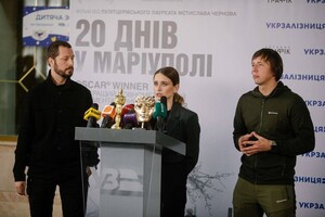 «Хочу, щоб про Маріуполь не забули». Режисер Чернов привіз «Оскар» в Україну