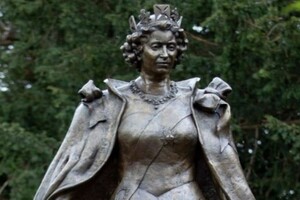 У Великій Британії з'явився пам'ятник королеві Єлизаветі ІІ (фото)