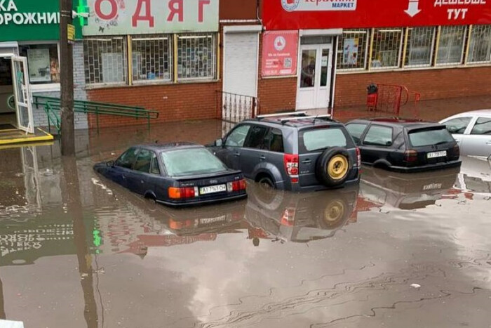 На Київщині автомобілі пішли під воду через сильну зливу (відео)