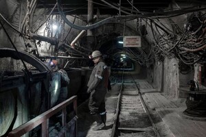 Українські шахтарі продовжують видобувати вугілля за 40 км до лінії фронту – The Irish Times