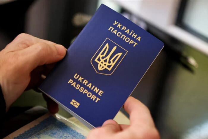 Паспортний сервіс повідомив, хто з чоловіків може отримати документи за кордоном