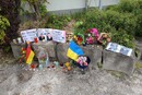 На місці трагедії українці, які живуть в Німеччині, створили невеличкий меморіал зі свічками, квітами та портретами загиблих