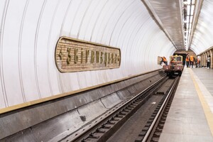 Комунальники монтують нову назву на станції метро «Звіринецька» (фото)