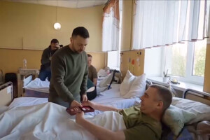 Зеленський відвідав поранених українських захисників у Хмельницькому
