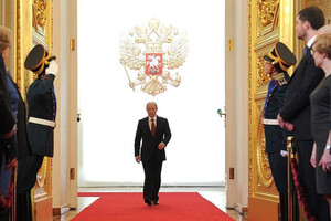 На окупованих територіях росіяни хочуть змусити людей дивитись «інавгурацію» Путіна